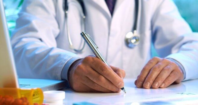 Gydytojas skiria gydymą pacientui, turinčiam parazitų po oda